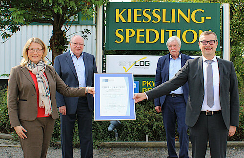 Ließen 100 Jahre Speditionsgeschichte Revue passieren (v. l.): Miriam Kießling, Christoph Kießling und Josef Kießling sowie Dr. Martin Kammerer