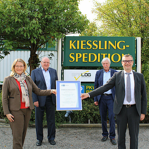 Ließen 100 Jahre Speditionsgeschichte Revue passieren (v. l.): Miriam Kießling, Christoph Kießling und Josef Kießling sowie Dr. Martin Kammerer