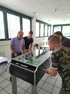 Zwei Teams kickern gegeneinander