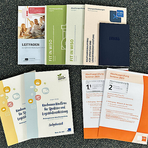 Lernunterlagen bestehend aus alte Prüfungen, Lernhilfen und vielen weiteren hilfreichen Übungen