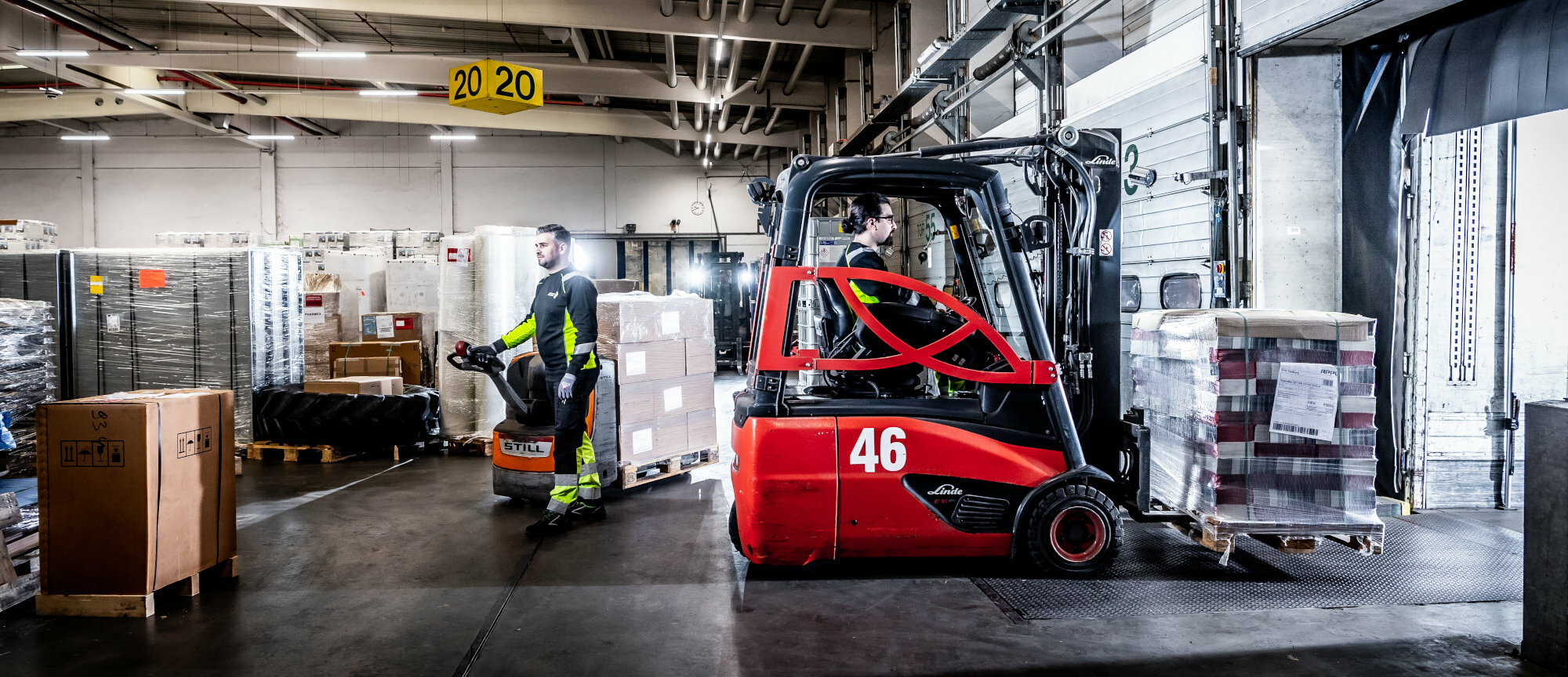 Lagermitarbeiter im Umschlaglager verrichten arbeiten