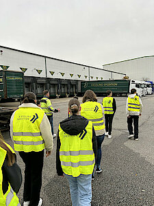 Begehung Betriebsgelände beim Schnuppertag 2023 mit Schülern