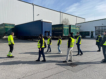 Interessenten begehen das Betriebsgelände am Schnuppertag 2023