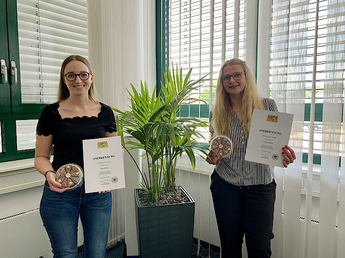 Anerkennungsurkunde für dden herausragenden Ausbildungsabschluss zwei Auszubildenden