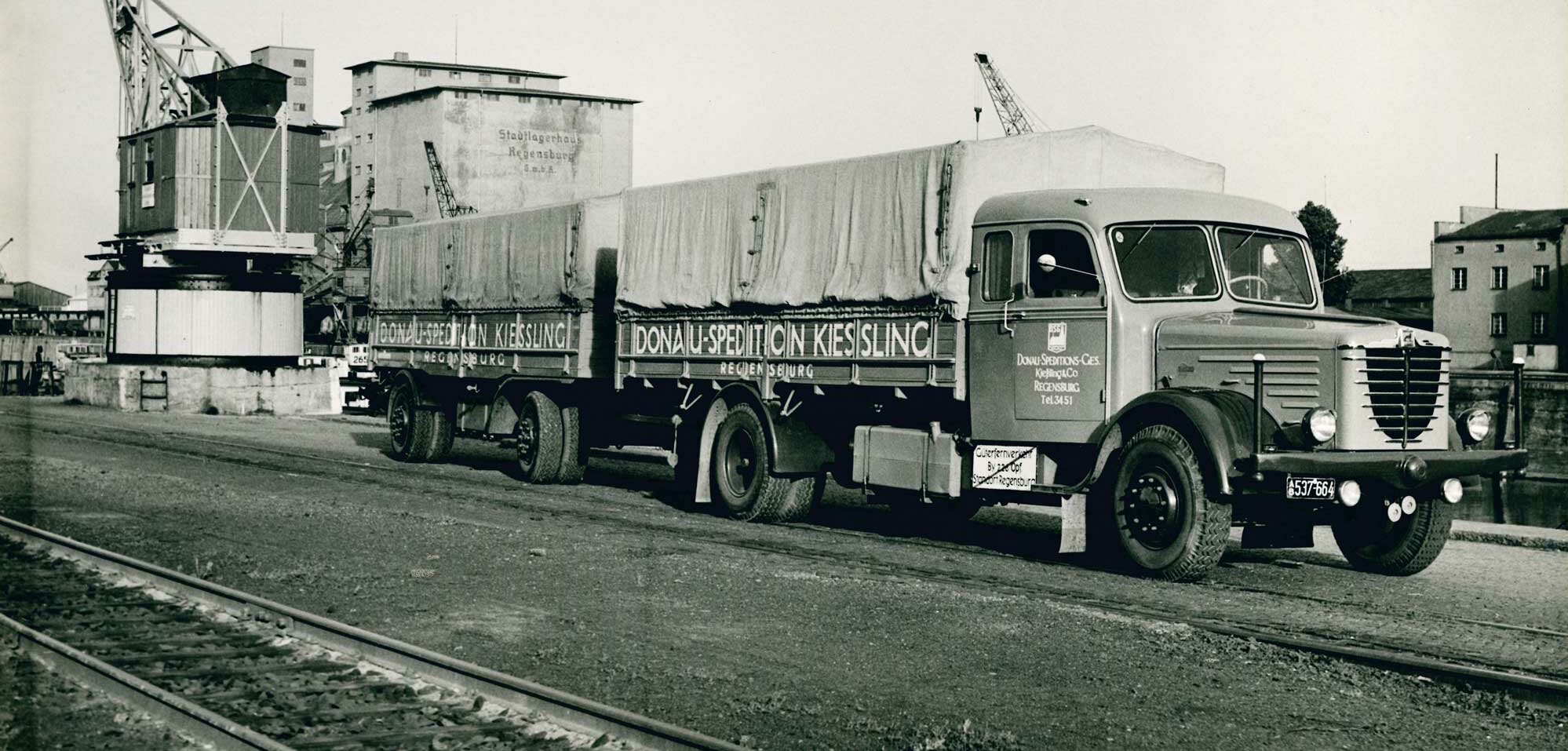 Ein historischer LKW aus den 1950er Jahren