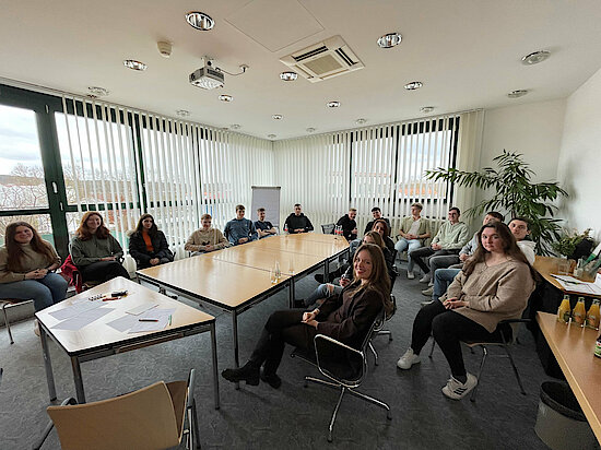 Azubis treffen sich beim Azubi-Meeting