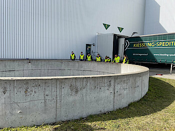 Der Lagerleiter zeigt das Betriebsgelände