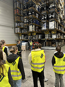 Schüler beim Schnuppertag 2023 im Hochregallager