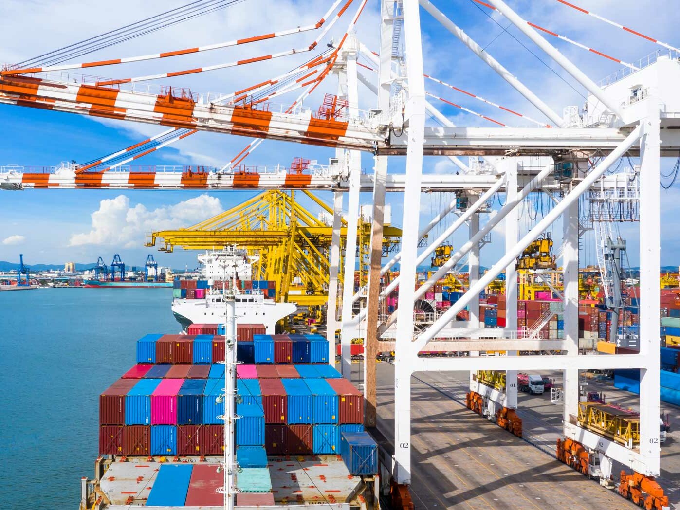 Blick auf einen Hafen mit Containerschiffen