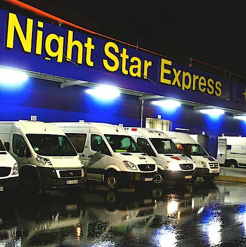 Hub des Night Star Express mit Zustellfahrzeugen