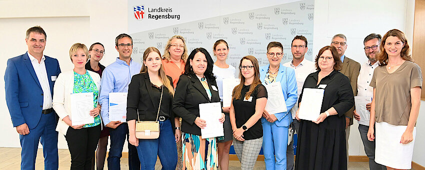 Gruppenfoto Auszeichnung Beruf und Familie 2023 Landkreis Regensburg