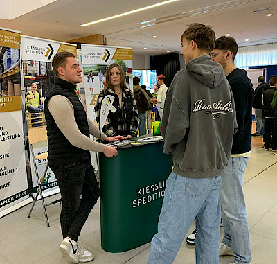 Beratung interessierter Schüler auf der Berufsinfomesse in Lappersdorf 2024