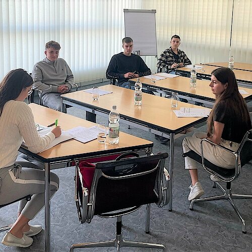 Neue Azubis 2022 bei ihrer ersten Schulung mit Ausbildungsbetreuerin