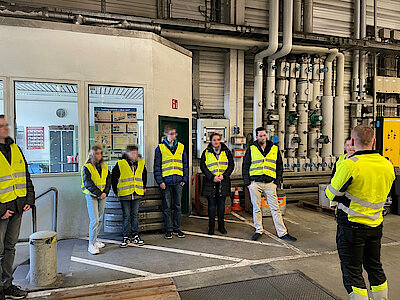 Interessenten bei einem geführten Lagerrundgang