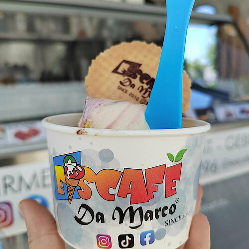 Eisbecher mit Waffel