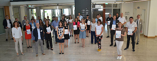 © Birgit Retzer, Landratsamt Regensburg Urkundenübergabe Ehrenurkunde "Beruf + Familie. Geht gut bei uns! 2021" durch die Landrätin des Landkreises Regensburg, Tanja Schweiger, an die Kiessling-Spedition