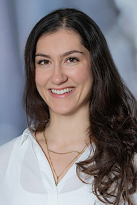 Portrait von Isabella Braun - Service Ein- und Ausgang