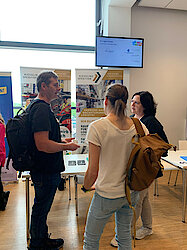 Informative Gespräche auf der zweiten inklusiven Jobmesse, um neue Ansätze für Inklusion am ersten Arbeitsmarkt zu erarbeiten