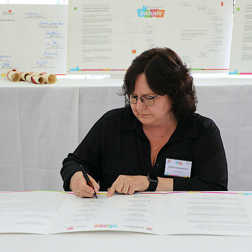 Inklusionspatin der Kiessling Spedition, Barbara Brunnenmeier, unterzeichnet Regensburger Erklärung